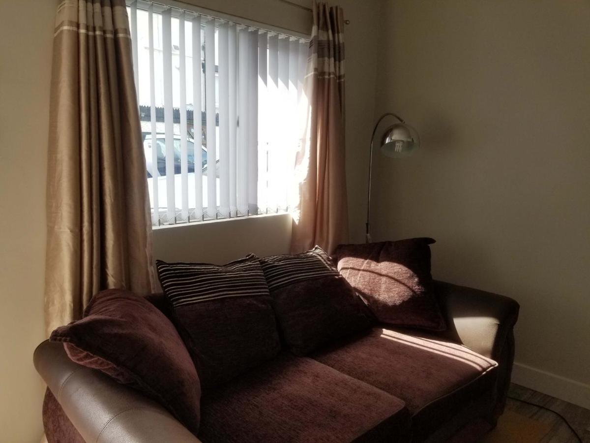 Holyhead Lodge Экстерьер фото