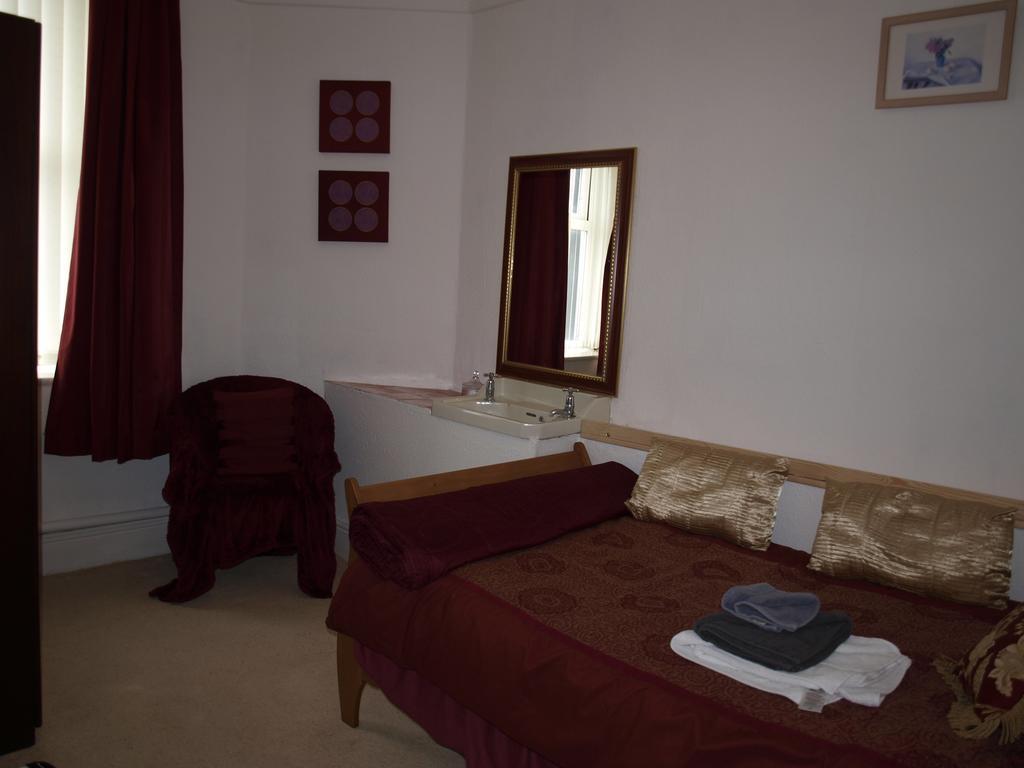 Holyhead Lodge Экстерьер фото