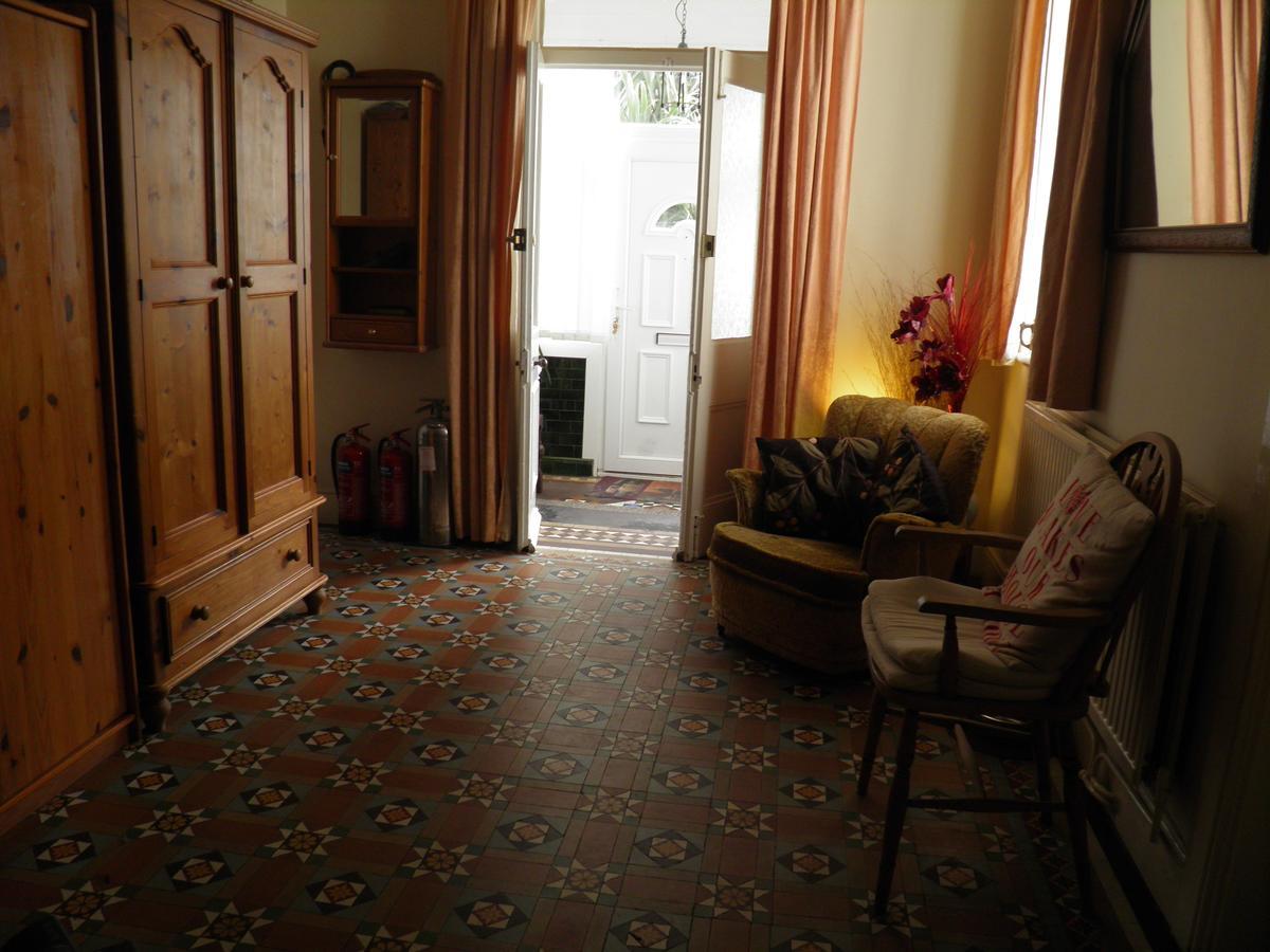 Holyhead Lodge Экстерьер фото