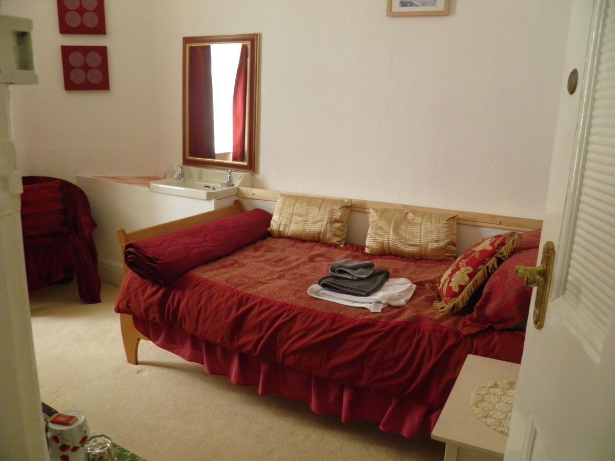Holyhead Lodge Экстерьер фото